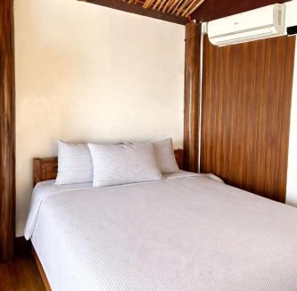 Caibiran Bed & Breakfast | Thani's Little Cabin Rental - Native Room