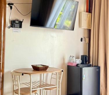 Caibiran Bed & Breakfast | Thani's Little Cabin Rental - Native Room