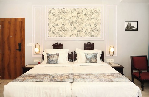 Shavri Colony Hotel | The Crescent