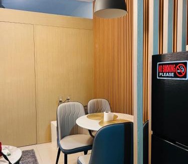 Bagong Pag-asa Apartment | The Grass Residences 1 cozy bedroom with balcony netflix and wifi