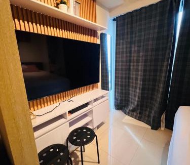 Bagong Pag-asa Apartment | The Grass Residences 1 cozy bedroom with balcony netflix and wifi