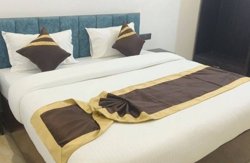 Faizabad Hotel | THE OAK TREE NEAR RAM JANAM BHOOMI
