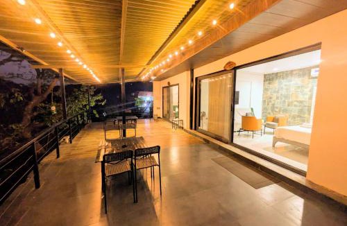 Mount Abu House | The Retro Glass House