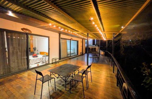 Mount Abu House | The Retro Glass House