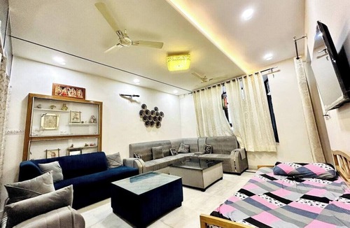 Jaipur Apartment | The Yellow Door: Friendly 5 Star 2200²ft Independent, Modern Cozy & Central Home