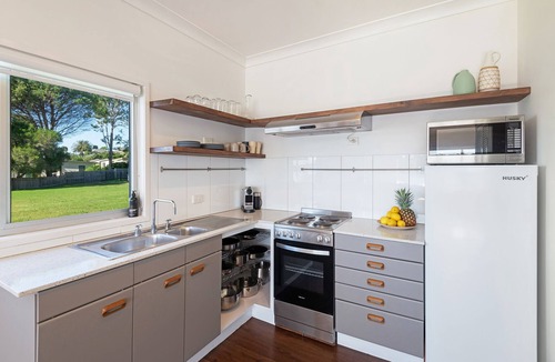 Huskisson House | Tide: Waterfront central Huskisson coastal cottage