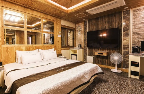 Kurhwa Hotel | Time