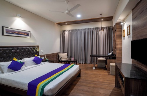 Panch Batti Hotel | Treebo Premium Baramasi By Jai Club Prime