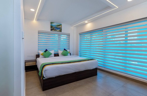 Vazhicherry Ward Hotel | Treebo Vsaffron Regency, Punnamada Lake