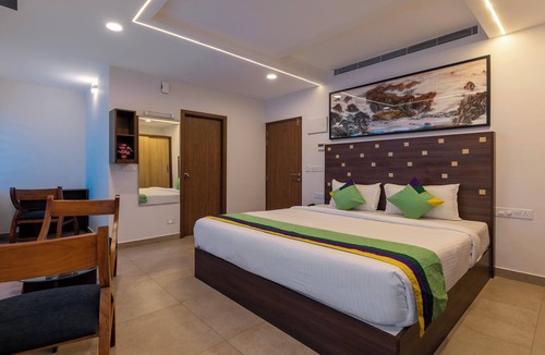Vazhicherry Ward Hotel | Treebo Vsaffron Regency, Punnamada Lake