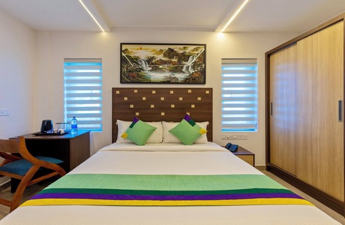 Vazhicherry Ward Hotel | Treebo Vsaffron Regency, Punnamada Lake