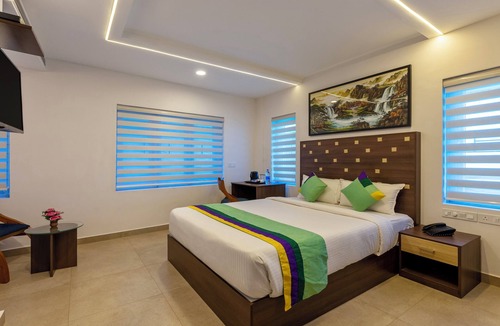 Vazhicherry Ward Hotel | Treebo Vsaffron Regency, Punnamada Lake