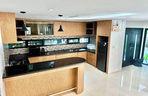Koh Kaew House | Tremendous 3-bedroom house with AC in lovely Tambon Ratsada