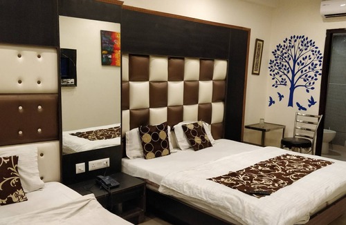 Paharganj House | Triple Bed AC Room with Breakfast in Central Delhi