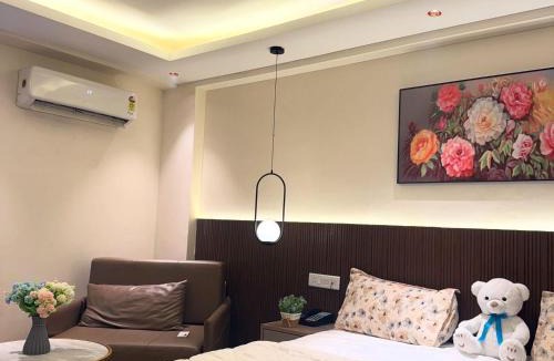Jaypee Greens Apartment | TWILIGHT LUXURY STAYz