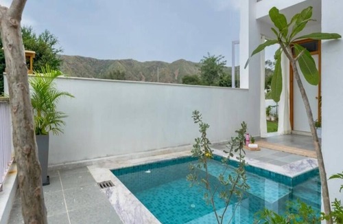 Bedla Villa | Two-bedroom boutique homestay with a serene view of Lake Lakhawali and Aravalis.