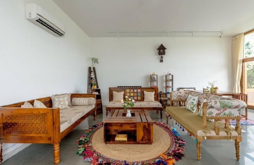 Bedla Villa | Two-bedroom boutique homestay with a serene view of Lake Lakhawali and Aravalis.
