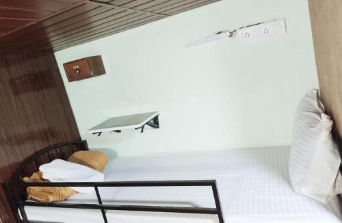 Santacruz Hostel | Vakola Dormitory AC Beds