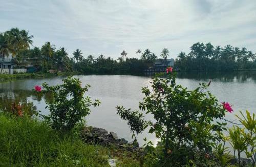 Kumbalam House | Veluthully Kayal Homestay