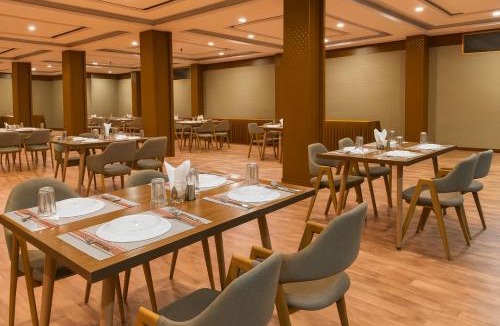 Jhargram Hotel | Vista Resort Manali - Centrally Heated & Air Cooled luxury room near mall road