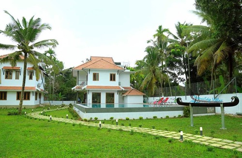 Nedumudy House | Water's Edge Villas, Luxury Backwater Luxury Hotel