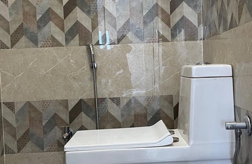 Varanasi Apartment | Welcoming 3-bedroom apartment with AC in Varanasi