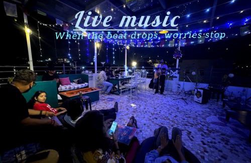 Lake Swaroop Sagar Hostel | Whereabout Hostel Udaipur