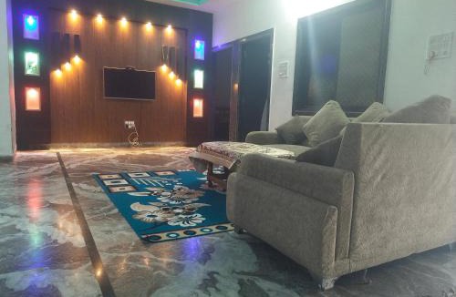 Mandsaur House | White house