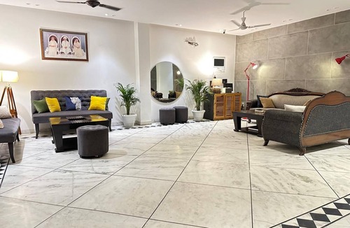 New Delhi Hotel | Your Family's Home Away from Home in Rajouri Garden: Couples Welcome!"