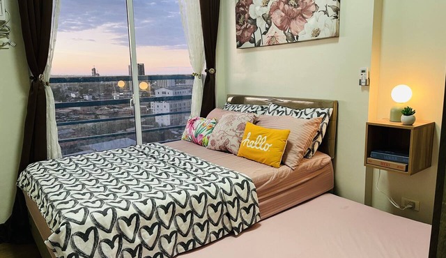 1-Bed - Sleeps 4 with High Rise City View