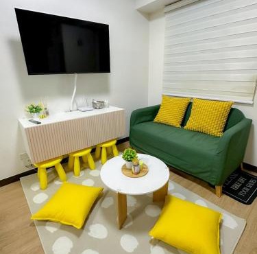2BR Condo with Full Kitchen, Balcony and Wi-Fi in QC