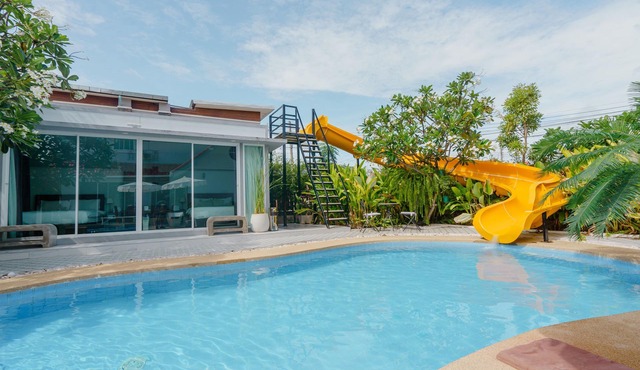 A villa in the heart of Hua Hin, 2.5 km from Beach with a private swimming pool.
