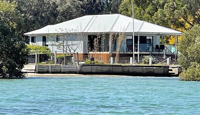 ABSOLUTE BEACHFRONT - Pindimar Modern retreat private sandy beach，ducted aircon