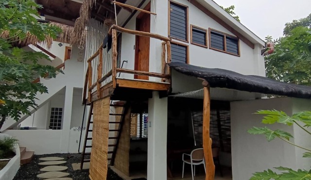 Affordable Private Cabin with access to spectacular 3rd story rooftop beach view