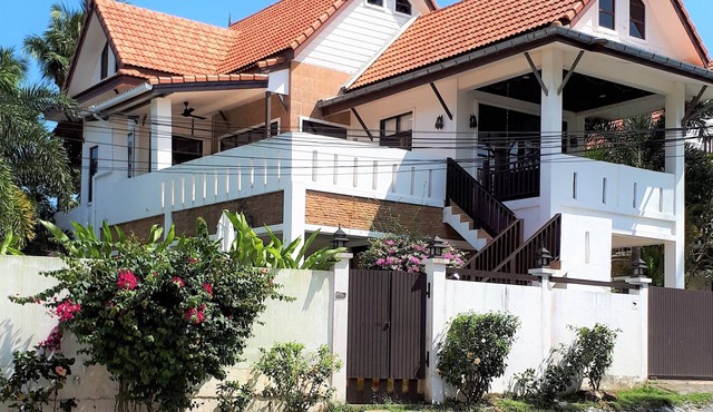 Amintra 5 Pool Villa. 3 bedroom seaview villa with easy access to all amenities