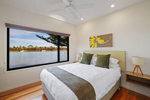 Anglesea Waterfront Bungalow with Spa by Book Jervis Bay