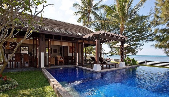 Beachfront Villa With Private Pool & Lovely Garden