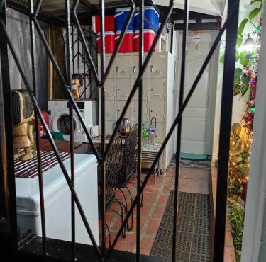 Bed and Breakfast Small Cozy Room with Balcony, T&B, Fast WiFi, Netflix
