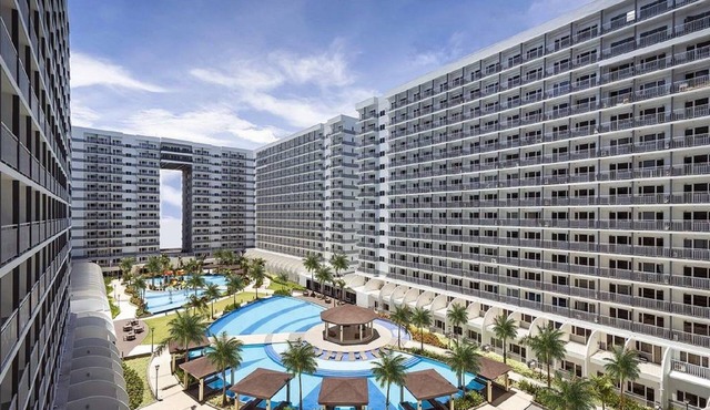 Big stylish Condo Balcony & Pool near SM Moa, Fast WiFi, 10 mins from airport”
