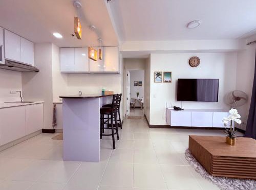 Bright & Cozy High-Rise Condo
