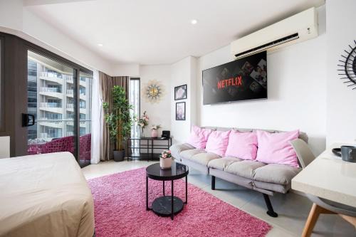 Chic Cozy Studio at Tambuli Residences Ocean View by Dominik Studio with Pool Access & Balcony in Mactan