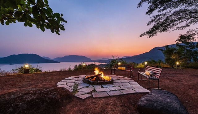 CosmicStays Kokiraj Lakehouse - Waterfront Retreat
