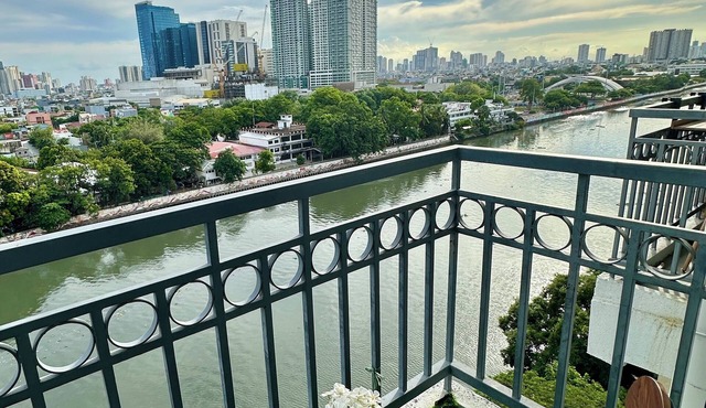 Cozy 1-bedroom condo with a nice Balcony View in Mandaluyong