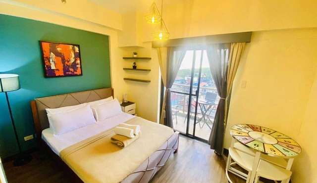 Cozy 1BR Condo w/Balcony, 25MBPS Wifi, Disney+, Kitchen, Pet Friendly