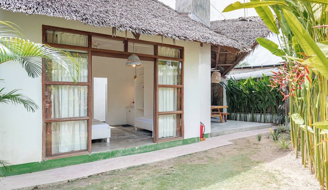 Cozy 2-bd bungalow in GL with generator kitchen & shared pool