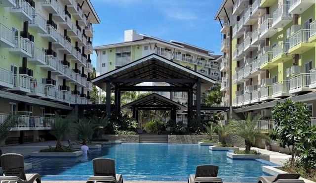Cozy Condo Near Airport with Pool and Gym