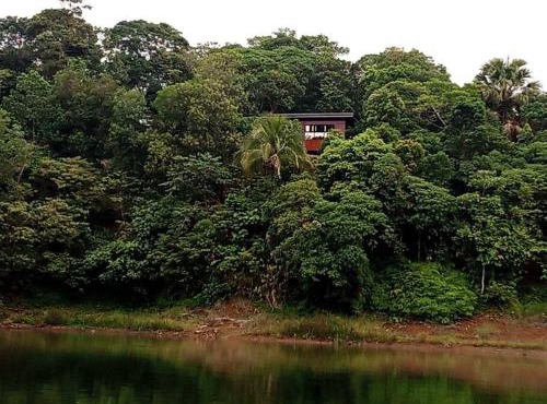 Cozy Lake House Accommodation for 10 to 15 guests