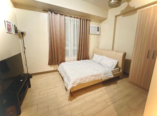Cozy maple grove studio with hot shower
