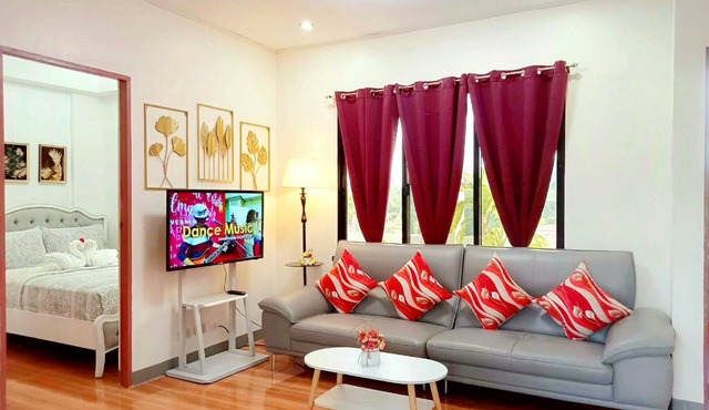 Cozy Retreat w/Full Kitchen & Balcony + Garden View