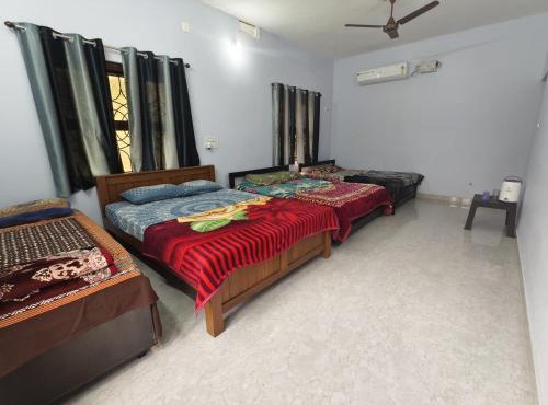 Dormitory with 3 double beds and 1 single bed